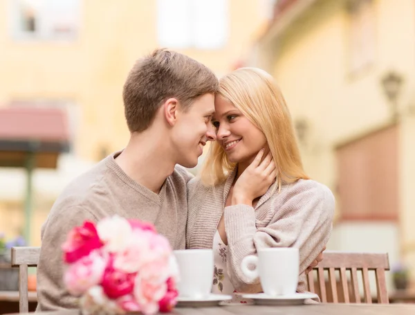 Романтическая счастливая пара целуется в кафе — стоковое фото