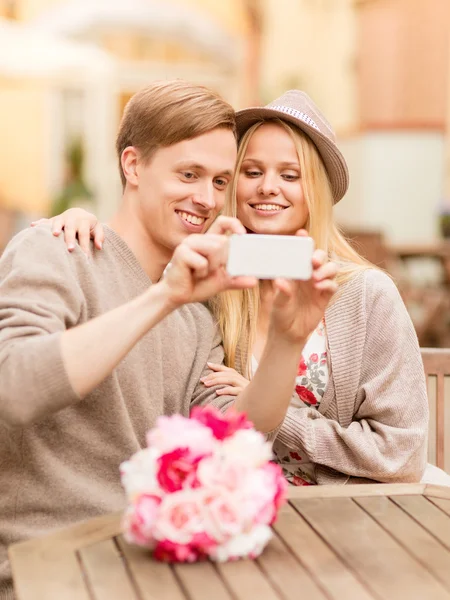 Casal tirando foto com smartphone — Fotografia de Stock