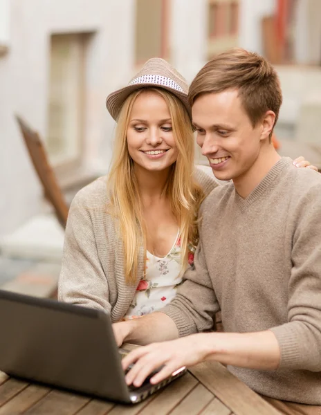 Couple with laptop in cafe — Stock Photo, Image