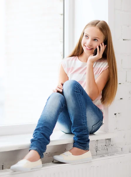 Fille avec smartphone à l'école — Photo