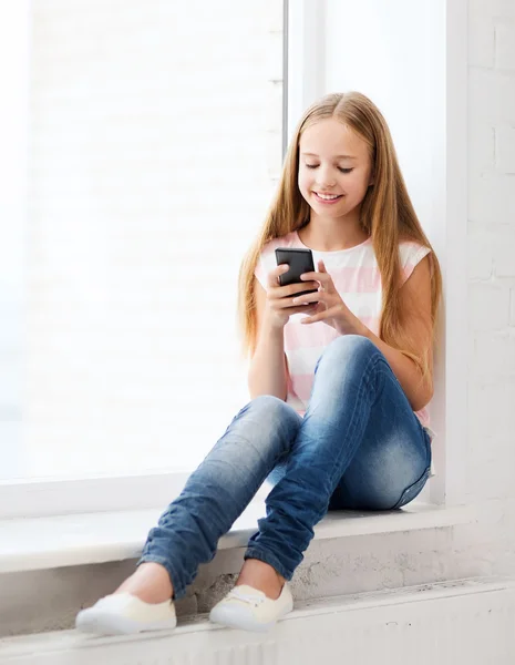 Meisje met smartphone op school — Stockfoto