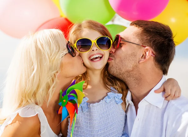 Familie mit bunten Luftballons — Stockfoto