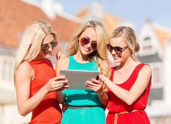 Beautiful girls toursits looking into tablet pc — Stock Photo, Image