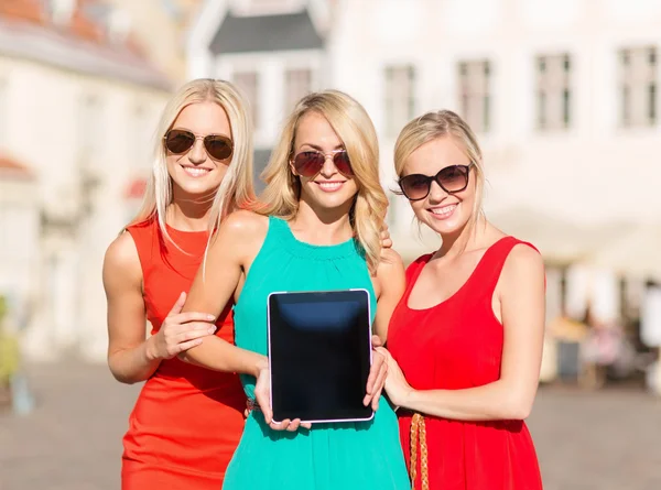 Meninas turísticas bonitas segurando tablet pc — Fotografia de Stock