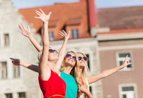 Tres hermosas mujeres en la ciudad — Foto de Stock