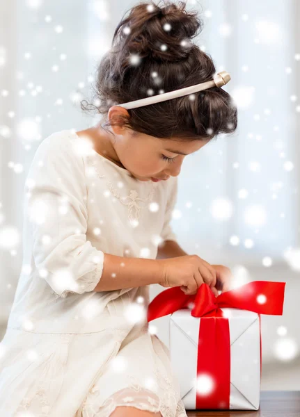 快乐儿童女孩与礼品盒 — 图库照片