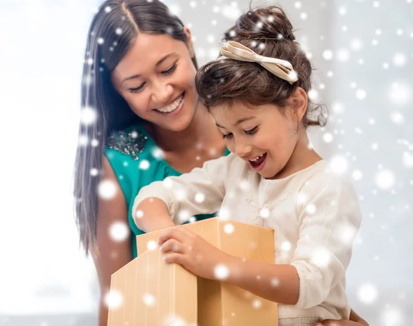 Feliz madre y niña con caja de regalo —  Fotos de Stock