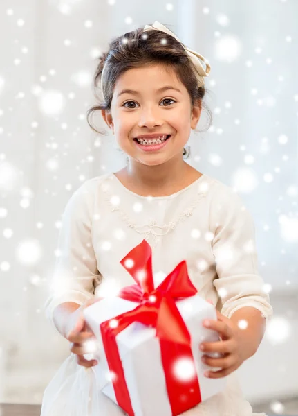 Ευτυχισμένο παιδί κορίτσι με το κιβώτιο δώρων — Φωτογραφία Αρχείου