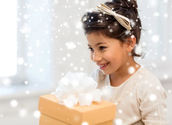 Glückliches Kind Mädchen mit Geschenkbox — Stockfoto