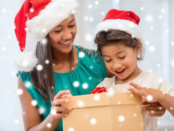 Madre felice e bambina con scatola regalo — Foto Stock