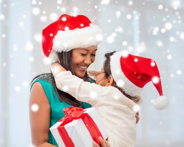 Gelukkig moeder en kind meisje met doos van de gift — Stockfoto