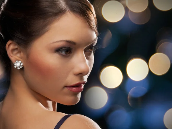 Mulher em vestido de noite usando brincos de diamante — Fotografia de Stock