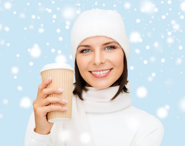 Mujer con sombrero con té para llevar o taza de café — Foto de Stock