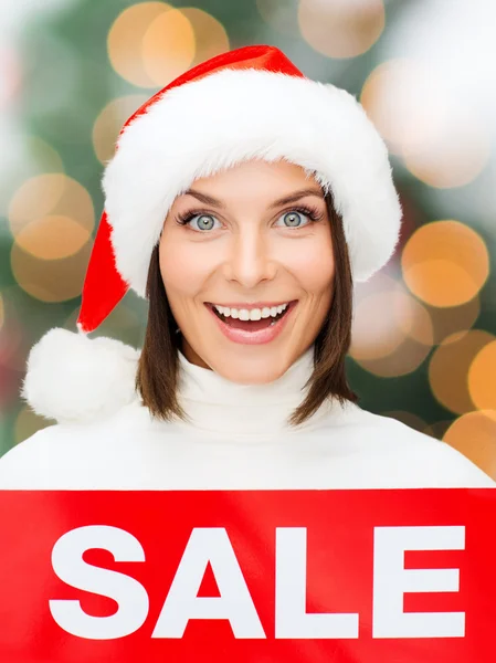 Cappello donna in cappello Babbo Natale con cartello di vendita rosso — Foto Stock