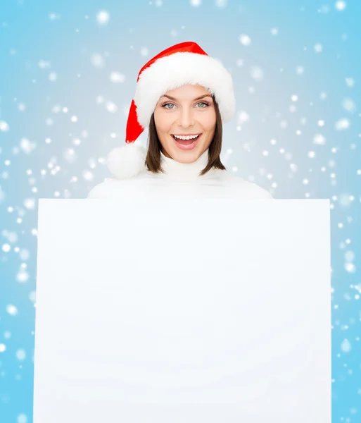 Femme en santa chapeau d'aide avec tableau blanc vierge — Photo