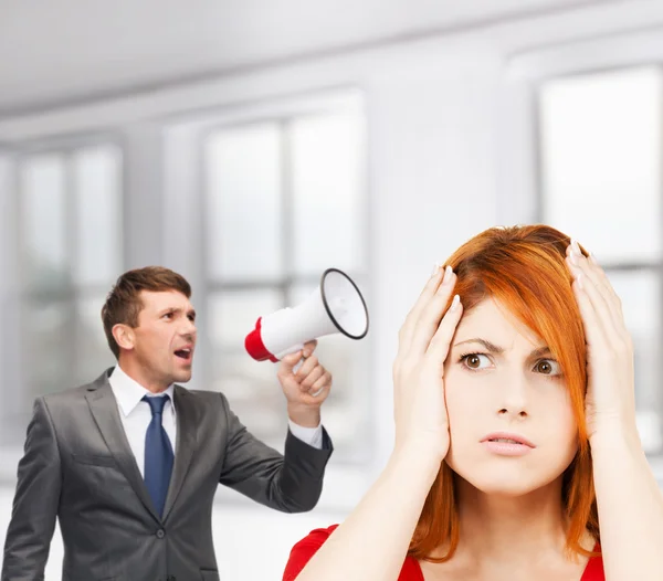 Buisnessman met bullhorn en gestresst vrouw — Stockfoto