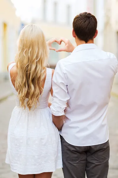 Romantic couple in the city making heart shape — Stock Photo, Image