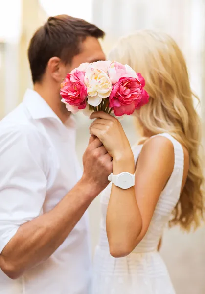 Pareja con flores en la ciudad — Foto de Stock