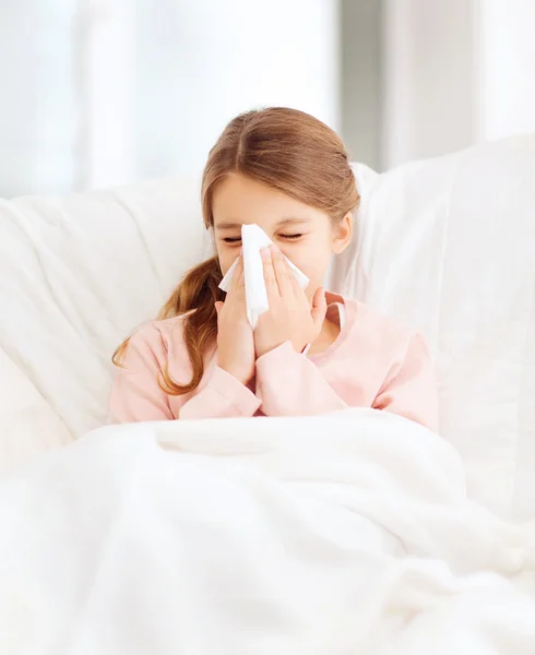 Niña enferma con papel tisú — Foto de Stock