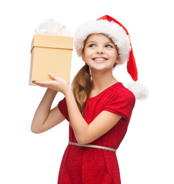 Χαμογελαστό κορίτσι στο santa καπέλο βοηθός με κιβώτιο δώρων — Φωτογραφία Αρχείου