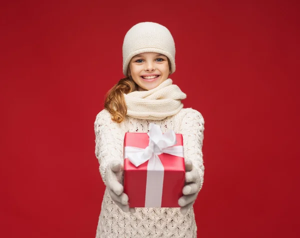 Meisje in muts, uitlaat en handschoenen met doos van de gift — Stockfoto