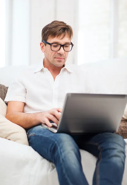 Uomo che lavora con il computer portatile a casa — Foto Stock