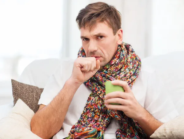 Hombre enfermo con gripe en casa — Foto de Stock