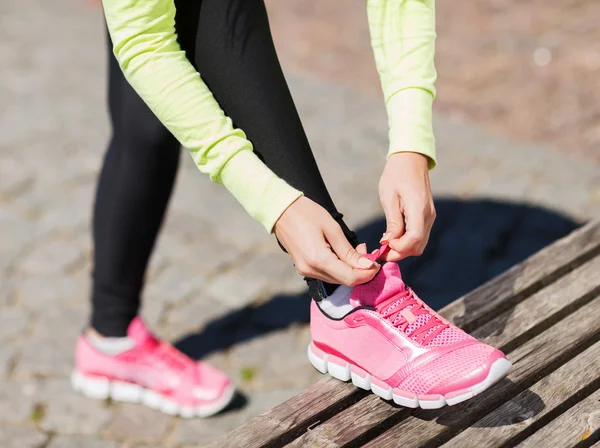 Runner woman lacing trainers shoes — Stock Photo, Image