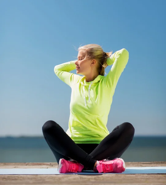 Dışarıda yoga yapan bir kadın. — Stok fotoğraf