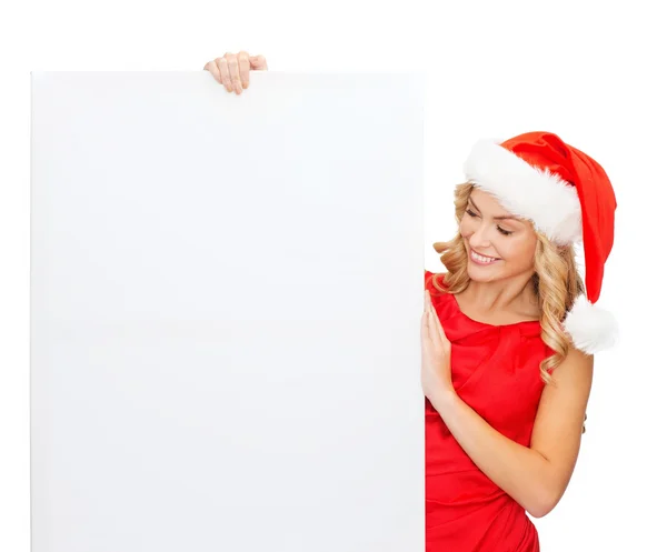 Vrouw in helper kerstmuts met een leeg wit bord — Stockfoto