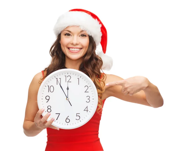 圣诞老人 helper 帽子与时钟显示 12 的女人 — 图库照片