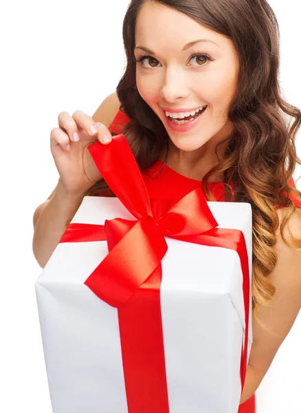Gülümseyen hediye kutusu ile Kırmızı elbiseli kadın — Stok fotoğraf