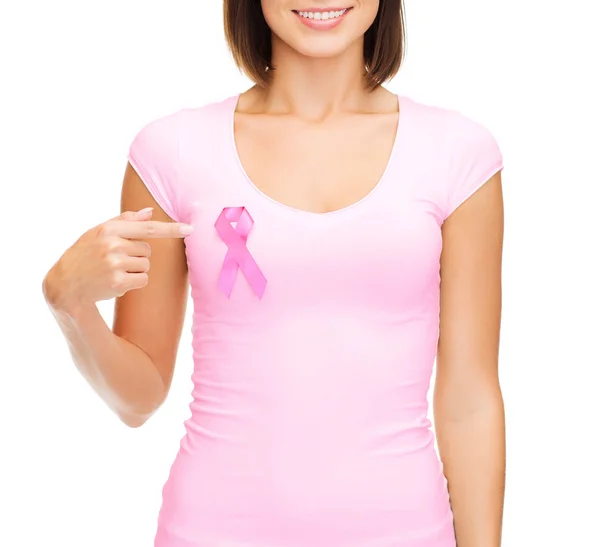 ピンクがんリボンで空の t シャツの女性 — ストック写真