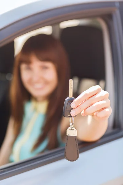 Mulher feliz segurando chave do carro — Fotografia de Stock