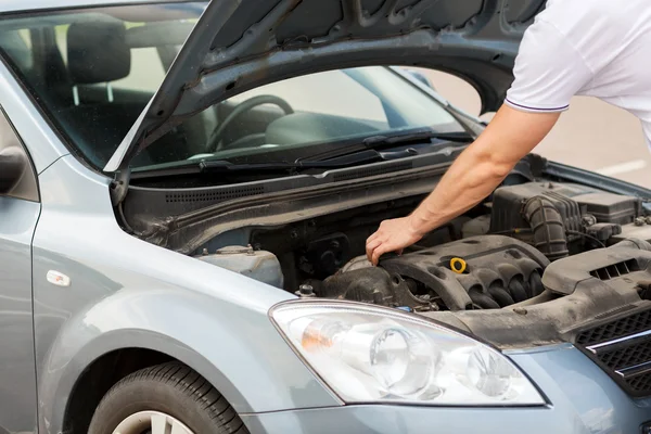 Hombre abriendo capó coche — Foto de Stock