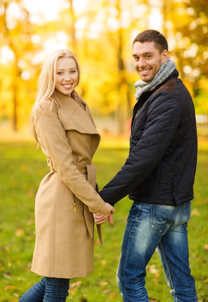 Pareja romántica en el parque de otoño — Foto de Stock