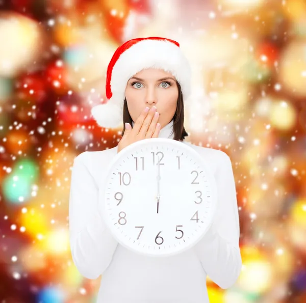 Vrouw in helper kerstmuts met een klok weergegeven: 12 — Stockfoto