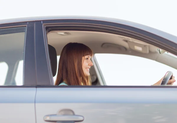 Glückliche Frau am Steuer eines Autos — Stockfoto