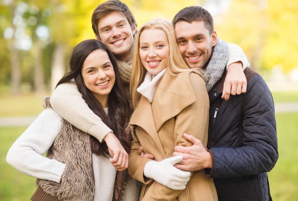 Grupo de amigos se divertindo no parque de outono — Fotografia de Stock