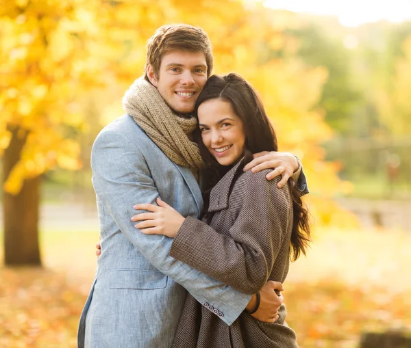 Coppia romantica nel parco autunnale — Foto Stock