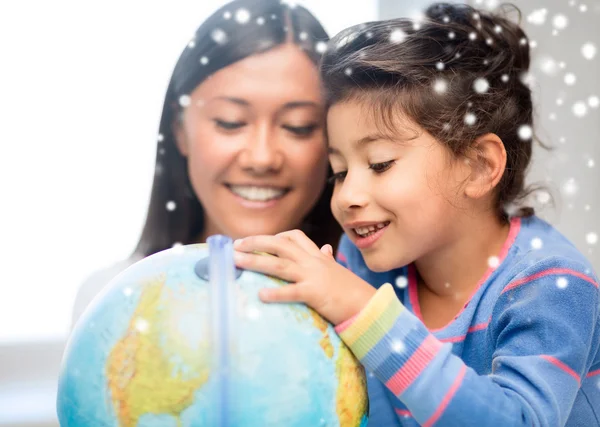 Madre e figlia con globo — Foto Stock