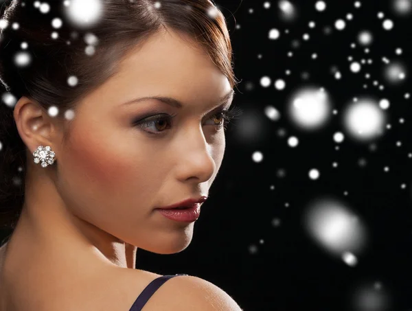 Mujer en vestido de noche con pendientes de diamantes — Foto de Stock