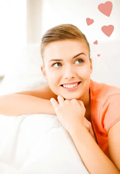 Mujer feliz enamorada soñando en casa —  Fotos de Stock