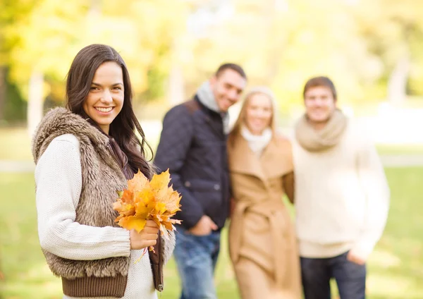 Groep vrienden met plezier in herfst park — Stockfoto