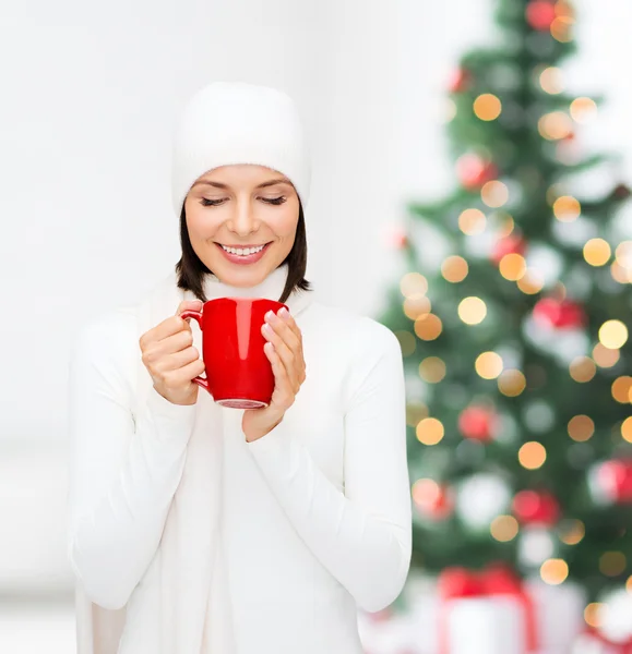 Frau mit Hut mit rotem Tee oder Kaffeebecher — Stockfoto