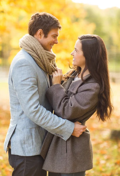 Pareja romántica en el parque de otoño — Foto de Stock