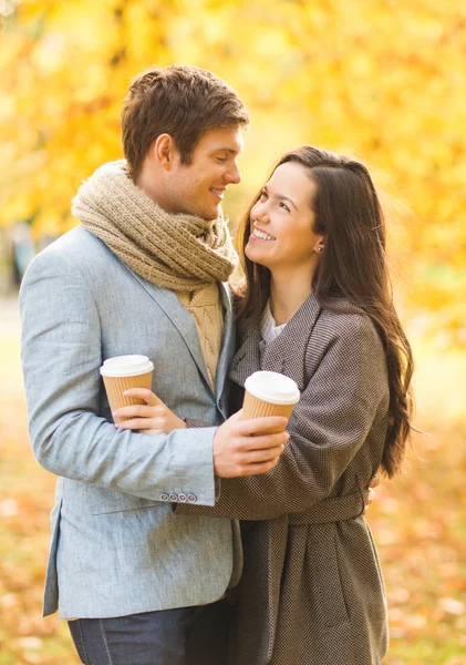 Couple romantique dans le parc d'automne — Photo