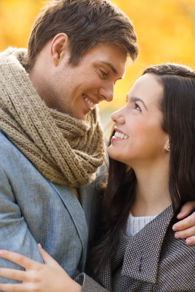 Couple romantique baisers dans le parc d'automne — Photo