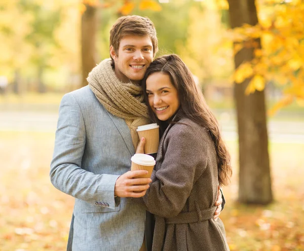 Romantický pár v podzimním parku — Stock fotografie