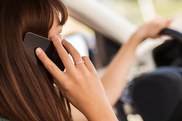 Kobieta przy użyciu telefonu podczas jazdy samochodem — Zdjęcie stockowe